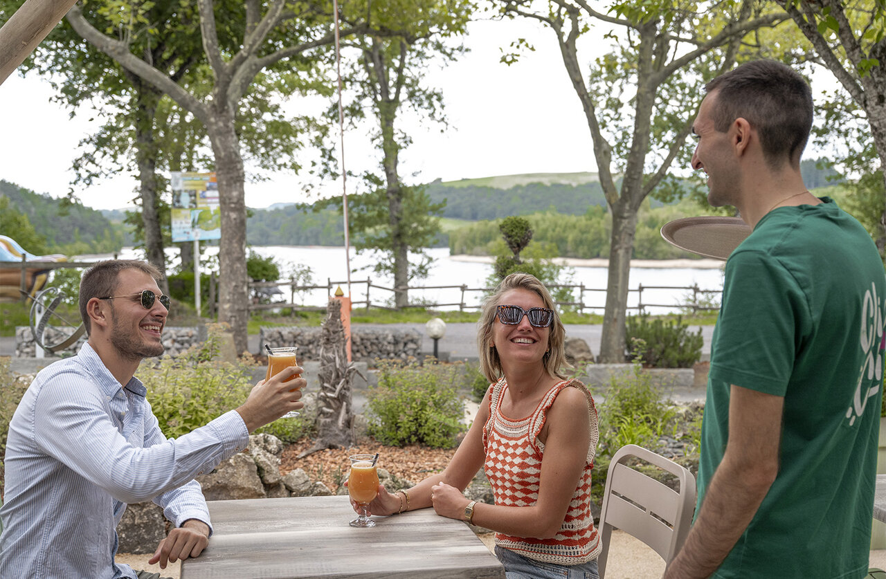 Bar, Seeblick auf dem Campingplatz CLICOCHIC Soleil Levant in Canet-de-Salars.