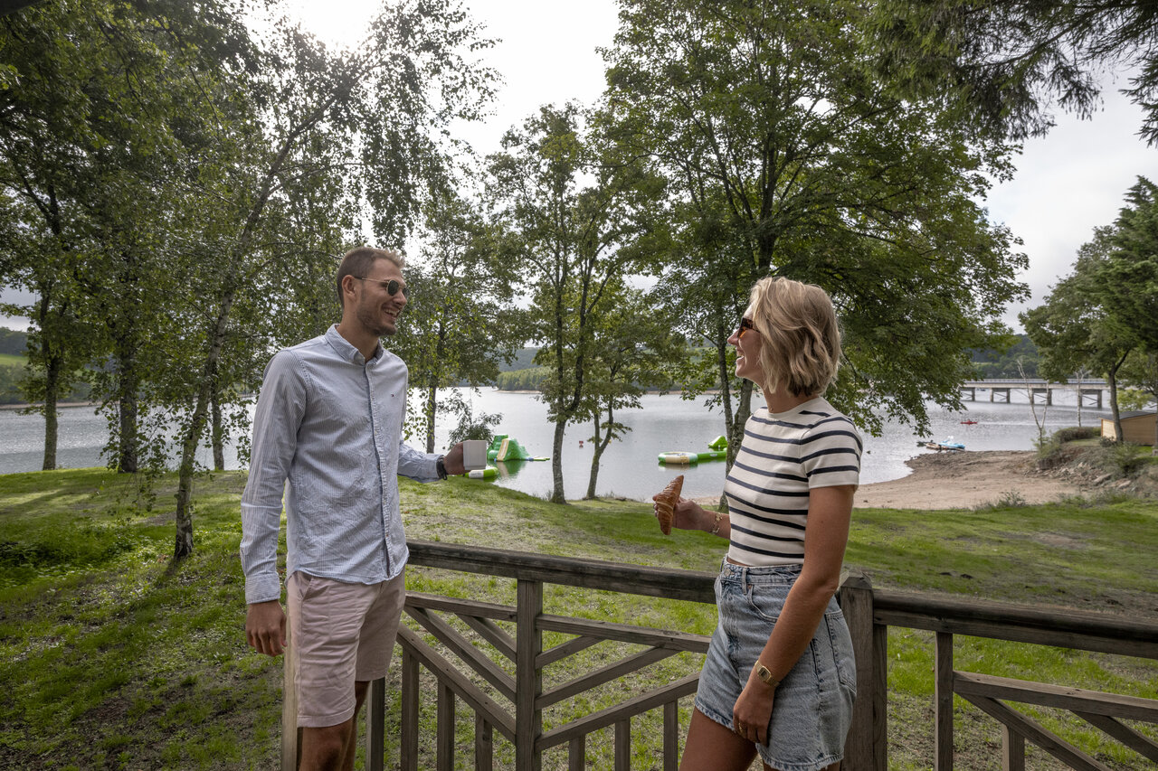 Paar auf Terrasse, See, Wassersportaktivit�ten auf Camping CLICOCHIC Soleil Levant in Canet-de-Salars.