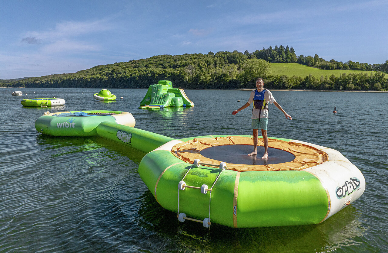 Schwimmendes Trampolin, Wasserpark auf See am Camping CLICOCHIC Soleil Levant.
