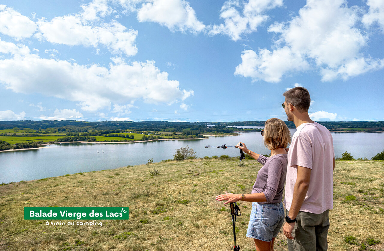 Wanderpaar genie�t Seeblick und Landschaft bei Balade Vierge des Lacs.