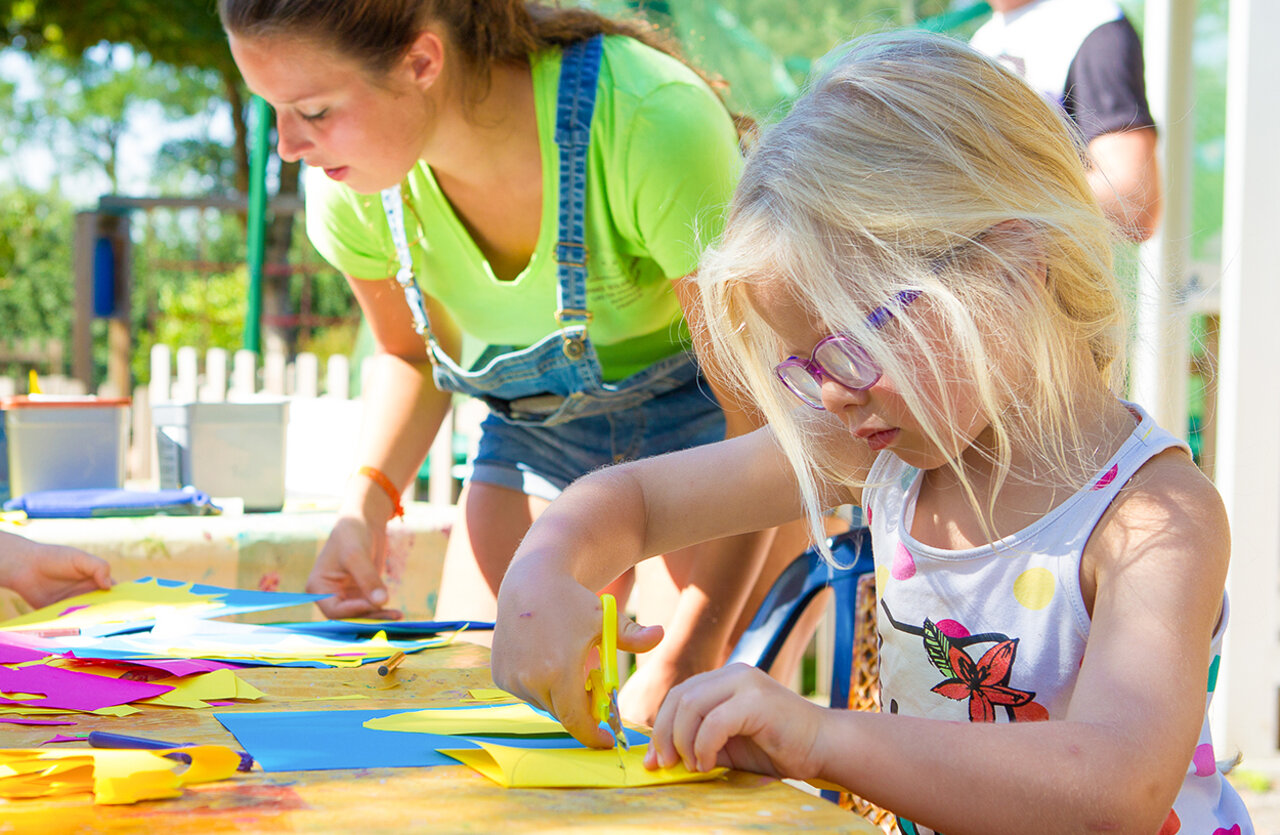 Kreativworkshop f�r Kinder auf Campingplatz CLICOCHIC Soleil Levant in Canet-de-Salars (12).
