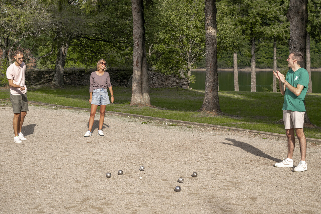 Freunde spielen Boule auf dem Campingplatz CLICOCHIC Soleil Levant (12).