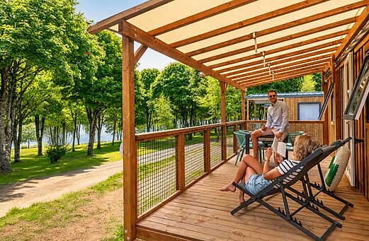 Terrasse couverte de Mobil-home avec couple au camping CLICOCHIC Soleil Levant � Canet-de-Salars (12).