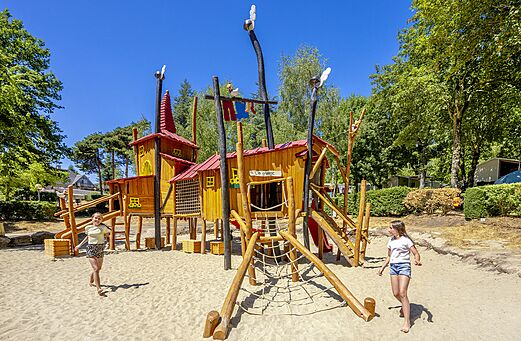 Grande aire de jeux en bois avec cabanes et toboggans au camping CLICOCHIC Soleil Levant � Canet-de-Salars (12).