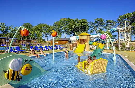 Espace aquatique avec toboggans et jeux au camping CLICOCHIC Soleil Levant.