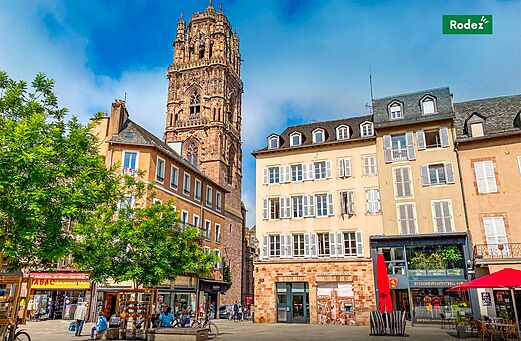 Cath�drale de Rodez et place anim�e, un lieu historique � visiter en Aveyron.