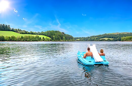 P�dalo toboggan sur lac, couple au camping CLICOCHIC Soleil Levant.