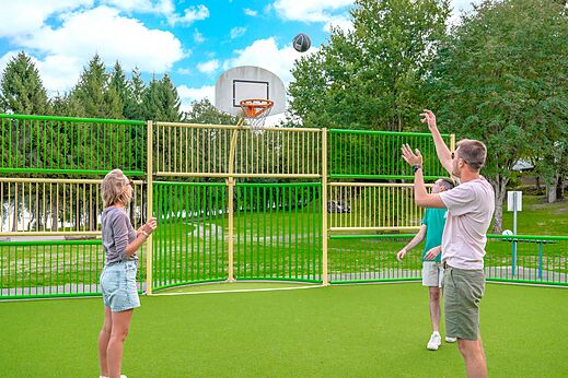 Terrain de basketball et joueurs au camping CLICOCHIC Soleil Levant � Canet-de-Salars (12).