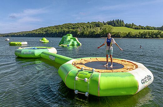 Parc aquatique gonflable sur lac au camping CLICOCHIC Soleil Levant � Canet-de-Salars.