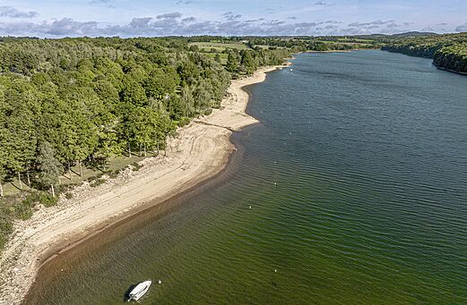 Plage de sable et lac, vue a�rienne, au camping CLICOCHIC Soleil Levant (12).