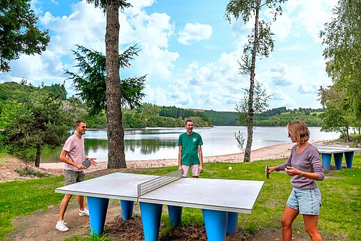 Ping-pong ext�rieur au camping CLICOCHIC Soleil Levant � Canet-de-Salars (12).