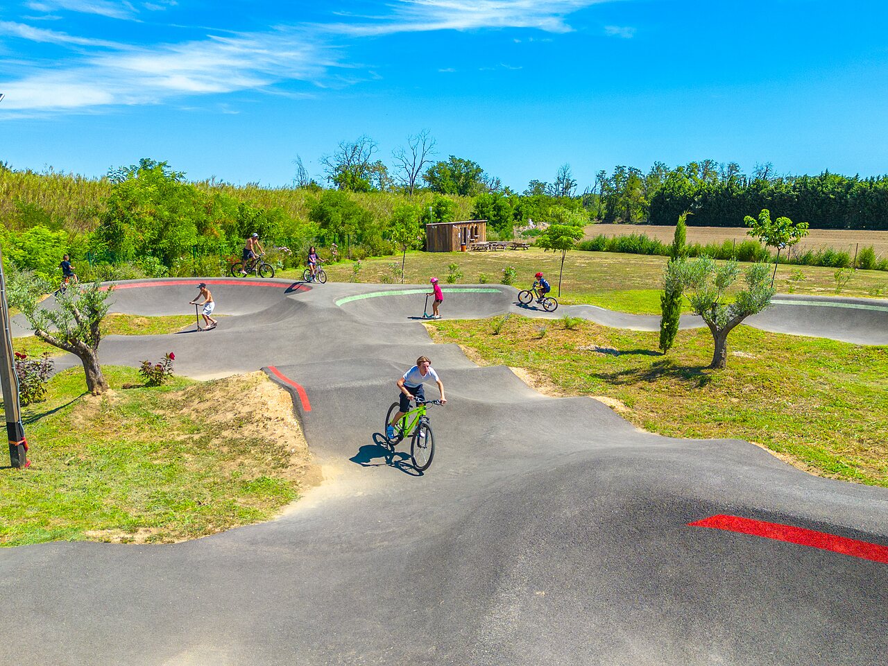 Pump track, v�los et trottinettes, au camping CAPFUN Soubeyranne � REMOULINS (30).