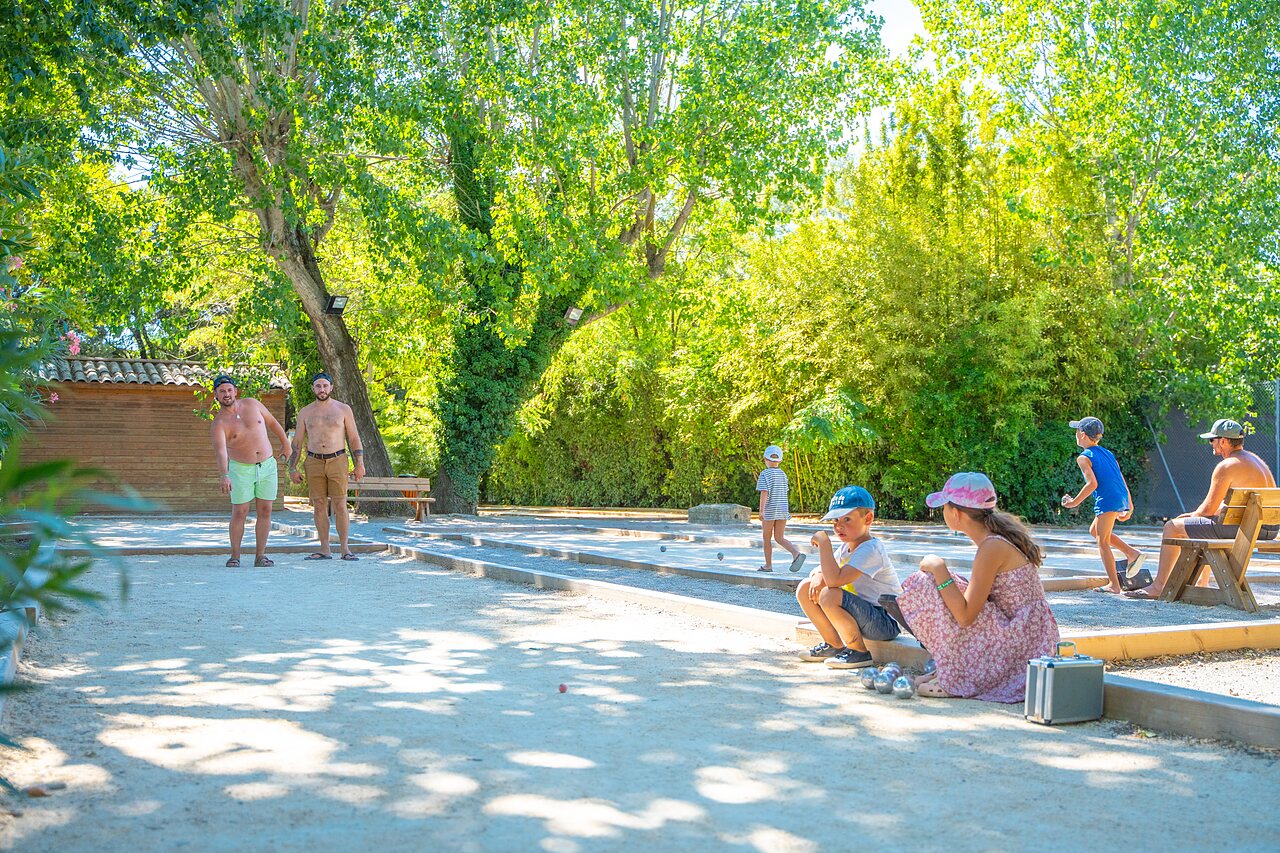 Partie de p�tanque familiale ombrag�e au camping CAPFUN Soubeyranne � REMOULINS (30).