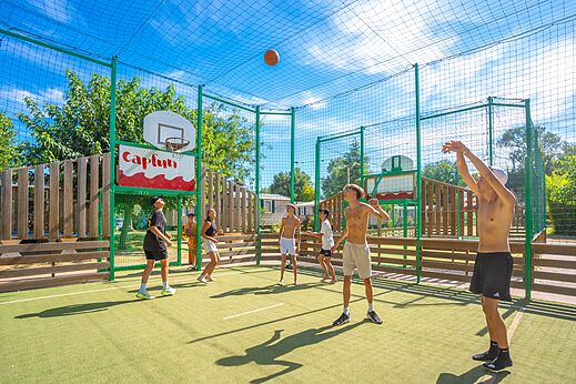 Multisportplatz für Basketball mit Jugendlichen auf dem Campingplatz CAPFUN Soubeyranne (30).