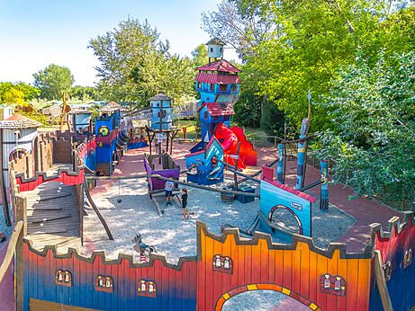Grote thematische kasteelspeeltuin met glijbanen op camping CAPFUN Soubeyranne in REMOULINS (30).