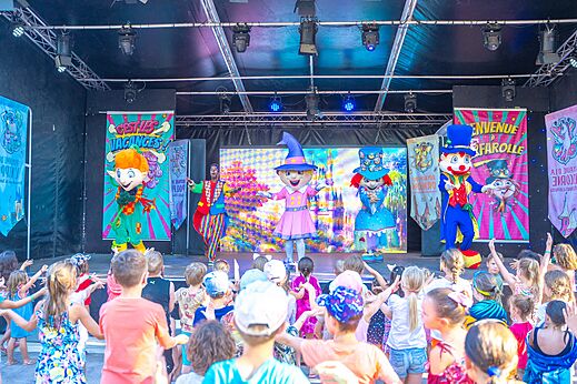 Animatievoorstelling met mascottes en kinderen op camping CAPFUN Soubeyranne in REMOULINS (30).