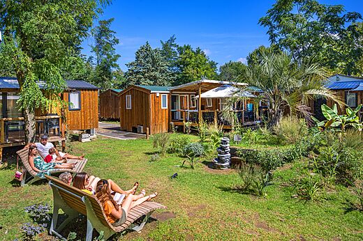 Houten stacaravans en ontspanningsruimte op camping CAPFUN Soubeyranne in REMOULINS (30).