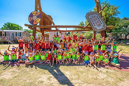 Fröhliche Kinder spielen auf dem Spielplatz auf dem Campingplatz CAPFUN Soubeyranne in REMOULINS (30).