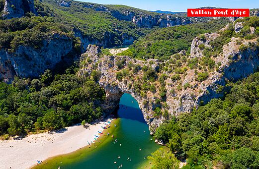 Natuurlijke Pont d'Arc, rivier Ardèche, groene kliffen, bezienswaardigheid nabij Vallon-Pont-d'Arc.