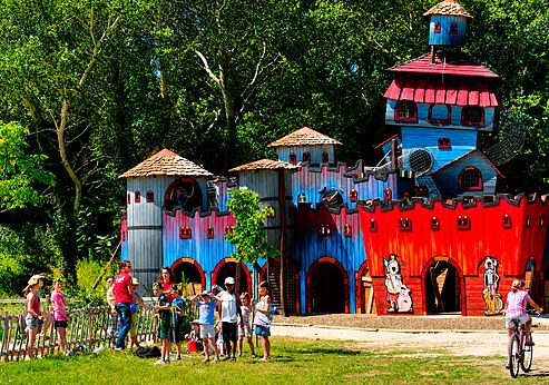 Grote kleurrijke kasteelspeeltuin voor kinderen op camping CAPFUN Soubeyranne in REMOULINS (30).