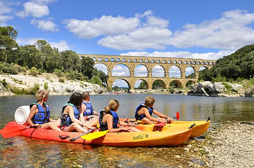 Familie im Kajak auf Fluss mit römischem Aquädukt am Campingplatz CAPFUN Soubeyranne in REMOULINS (30).