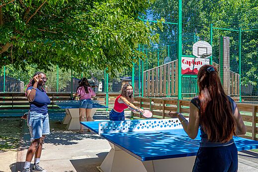 Jugendliche spielen Tischtennis im Freien auf Campingplatz CAPFUN Soubeyranne in REMOULINS (30).