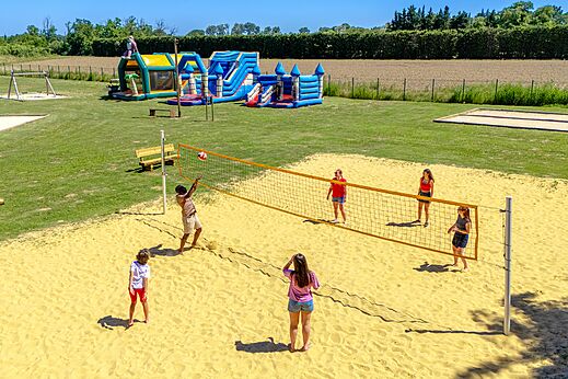 Beachvolleyball-Aktivität und Hüpfburgen auf Camping CAPFUN Soubeyranne in REMOULINS (30).