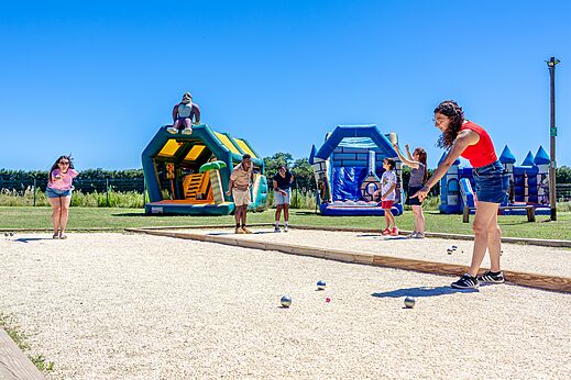 Boule-Spiel und Hüpfburgen auf Campingplatz CAPFUN Soubeyranne REMOULINS (30).