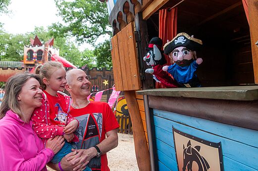 Familie schaut Puppentheater auf dem Campingplatz CAPFUN Soubeyranne in REMOULINS (30).