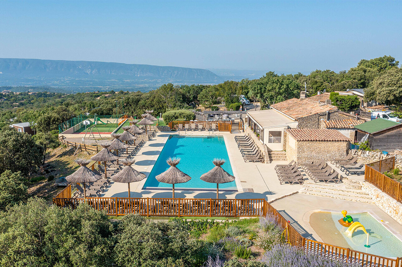 Au�enpool, Kinderbecken, Multisportplatz, Camping CLICOCHIC Les Sources de Gordes in GORDES (84).