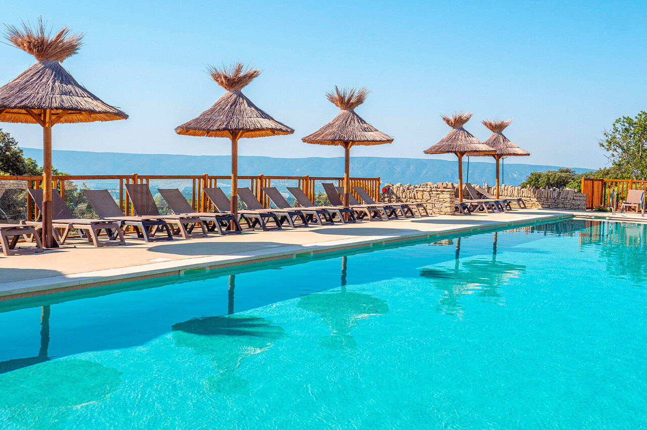 Pool, Liegest�hle, Sonnenschirme auf Camping CLICOCHIC Les Sources de Gordes in GORDES (84).