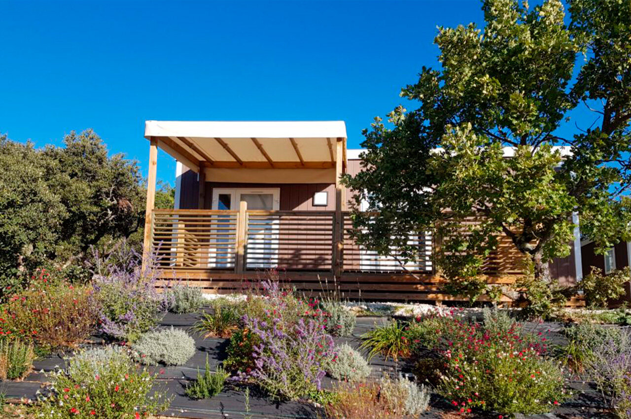 Modernes Mobil-home und Terrasse auf dem Campingplatz Les Sources de Gordes in GORDES (84).