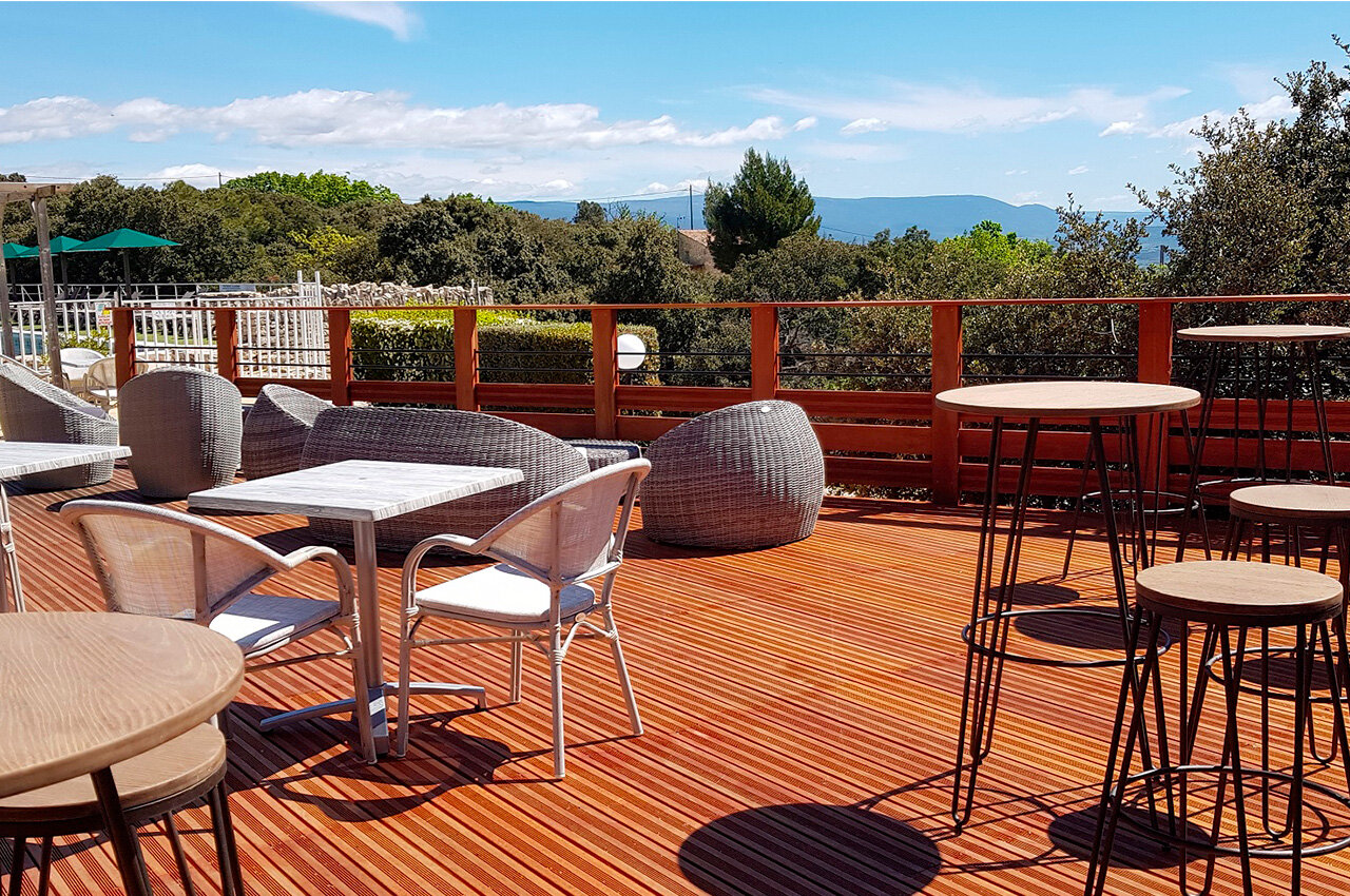 Moderne Bar-Restaurant-Terrasse auf dem Campingplatz CLICOCHIC Les Sources de Gordes in GORDES (84).