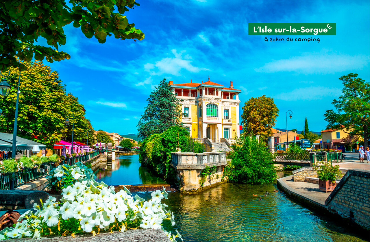 L'Isle sur-la-Sorgue, provenzalische Stadt nahe dem Campingplatz, mit Fluss und H�usern.