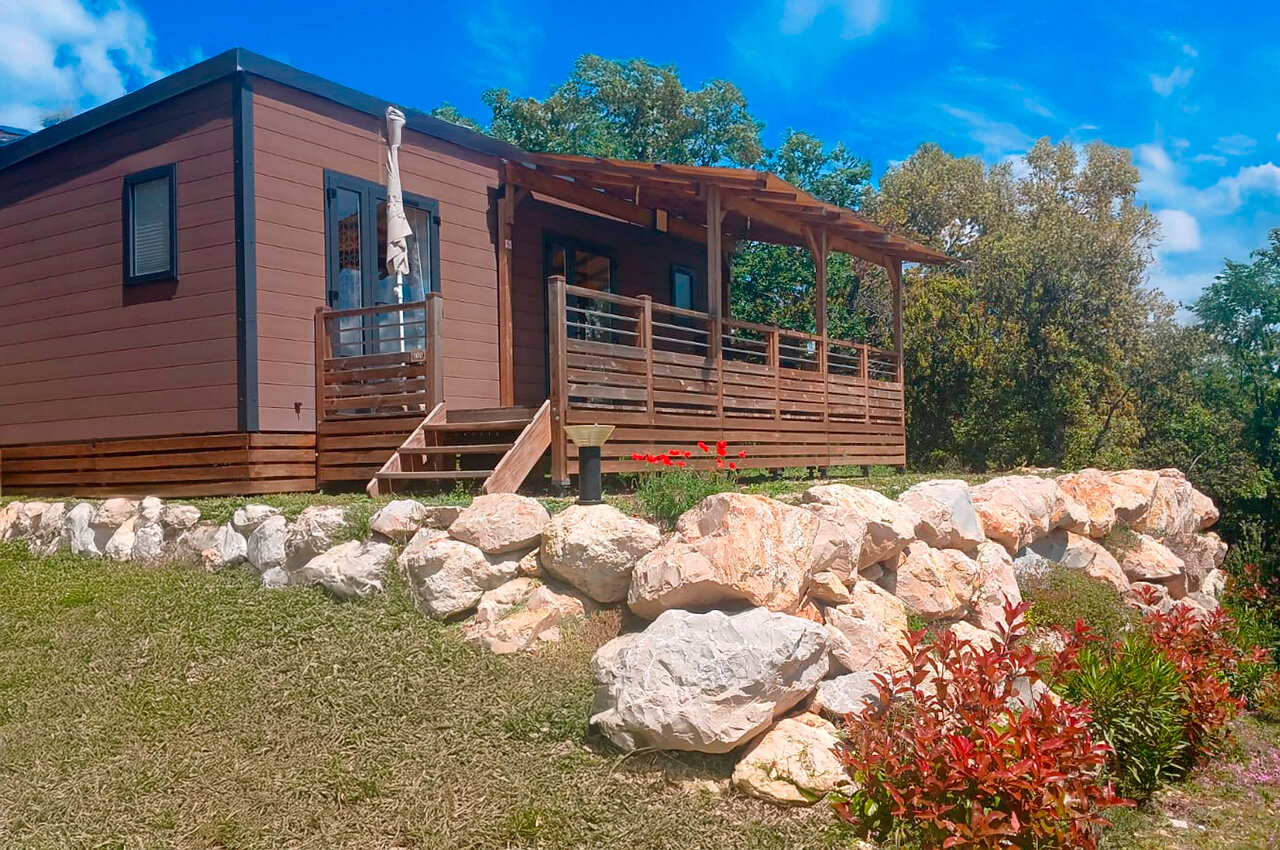 Modernes Mobilheim auf dem Campingplatz Les Sources de Gordes in GORDES (84).