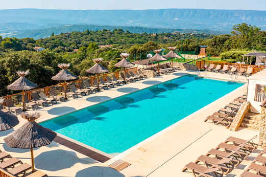Au�enpool mit St�hlen und Sonnenschirmen auf dem Campingplatz CLICOCHIC Les Sources de Gordes in GORDES (84).