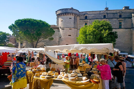 Lebhafter provenzalischer Markt vor dem Schloss Gordes, Dorf in der Provence zu besuchen.