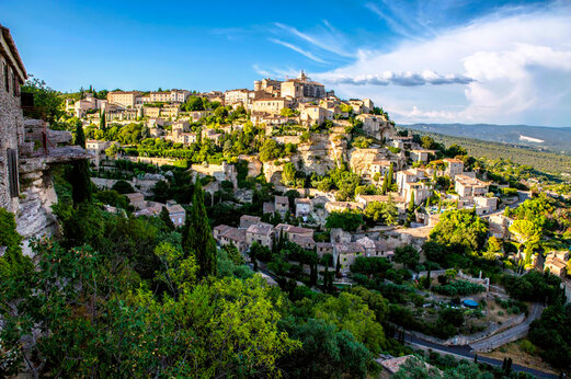 Bergdorf Gordes in der Provence, Steinh�user und Landschaft des Luberon.