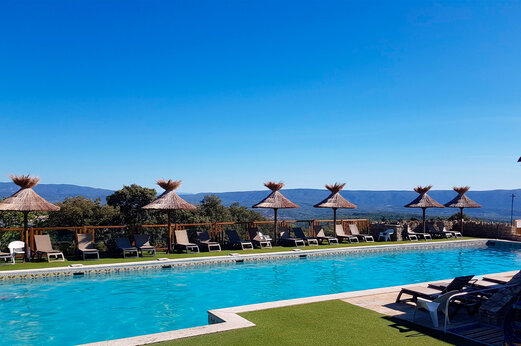 Au�enpool, Sonnenschirme und St�hle auf CLICOCHIC Les Sources de Gordes, GORDES (84).