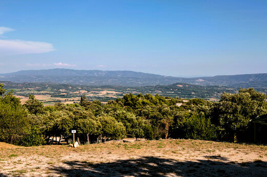 Panoramablick auf die Landschaft auf dem Campingplatz CLICOCHIC Les Sources de Gordes in GORDES (84).