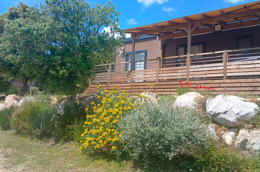 Modernes Mobil-home mit Holzterrasse bei CLICOCHIC Les Sources de Gordes (84).
