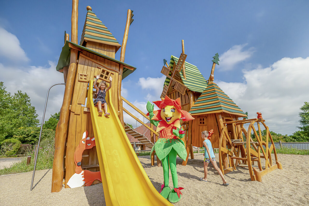 Glijbaan, speeltuin op camping CLICOCHIC Source du Jabron in Comps.