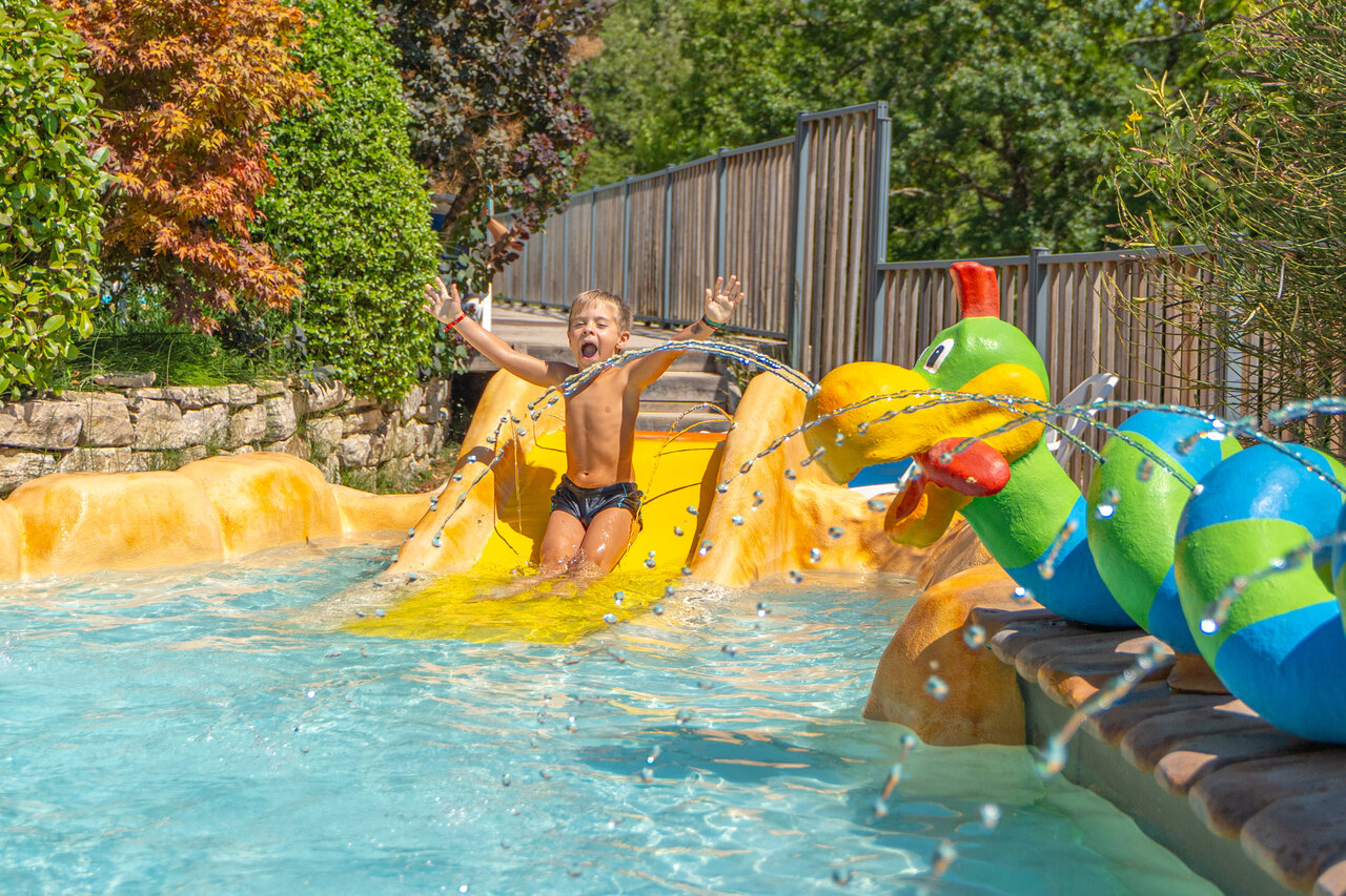 Waterglijbaan en waterspellen voor kinderen op camping CLICOCHIC Source du Jabron.
