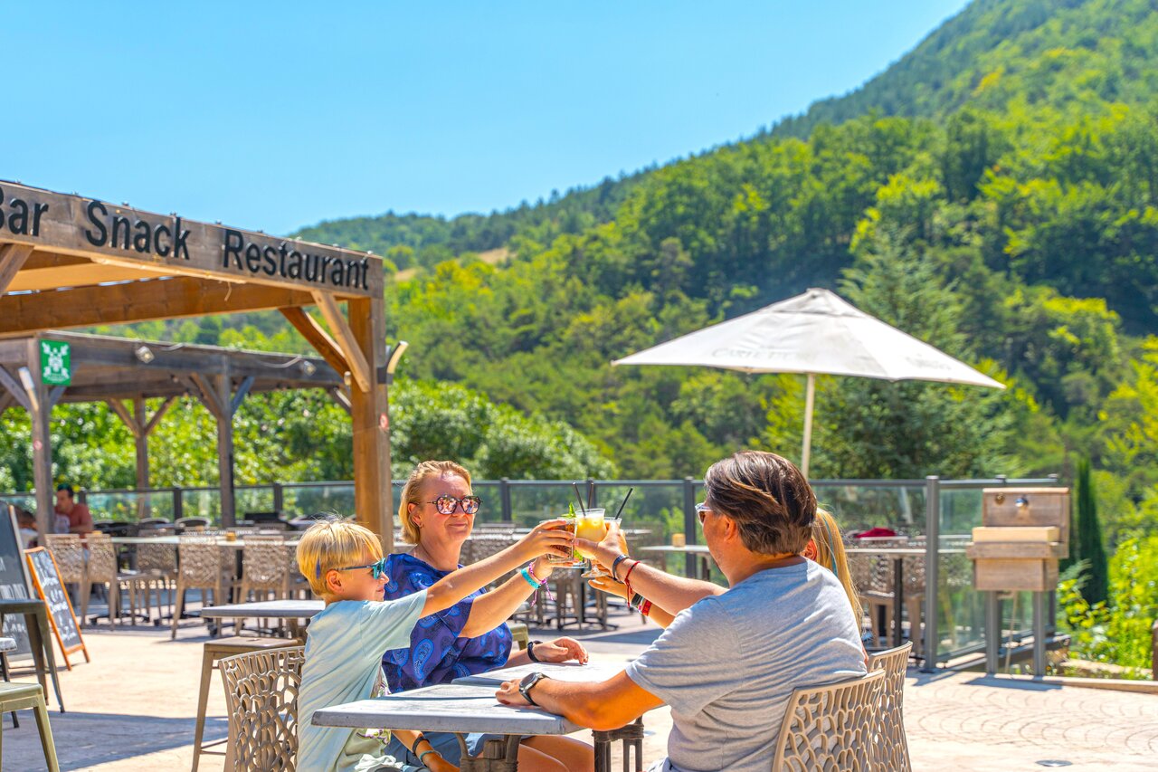 Buitenbar-restaurant op camping CLICOCHIC Source du Jabron in Comps (26).