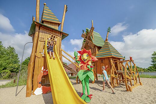 Holzspielplatz mit Rutsche und Kindern auf dem Campingplatz CLICOCHIC Source du Jabron in Comps (26)