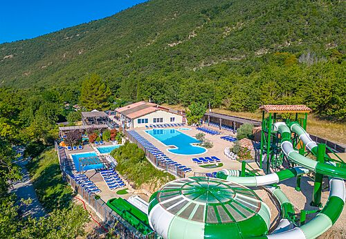 Außenpools, Wasserrutschen und Spiele auf Campingplatz CLICOCHIC Source du Jabron Comps (26).