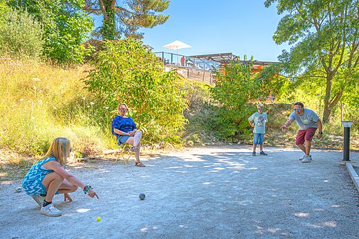 Familie spielt Boule auf dem Campingplatz CLICOCHIC Source du Jabron in Comps (26).