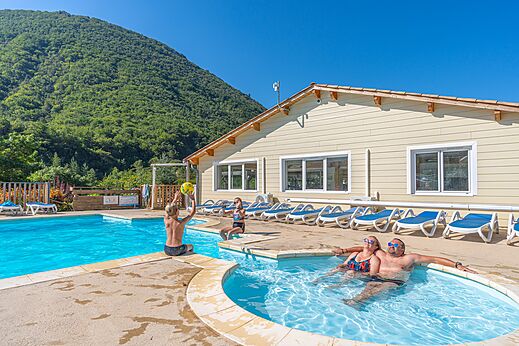 Außenpool, Whirlpool und Familien auf dem Campingplatz CLICOCHIC Source du Jabron.