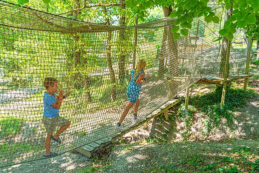 Kinder auf Netz-Abenteuerparcours auf Camping CLICOCHIC Source du Jabron in Comps (26).