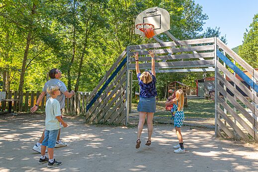 Familie spielt Basketball auf dem Sportplatz am Campingplatz CLICOCHIC Source du Jabron.